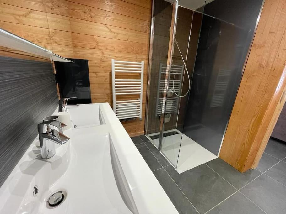 Appartement Lumineux Neuf Dans Bas De Chalet Le Douglas Ла Жу дю Луп Екстериор снимка